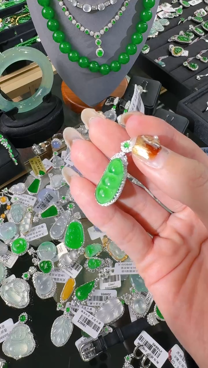 【闪购商品】翡翠颈饰18K金镶嵌福豆