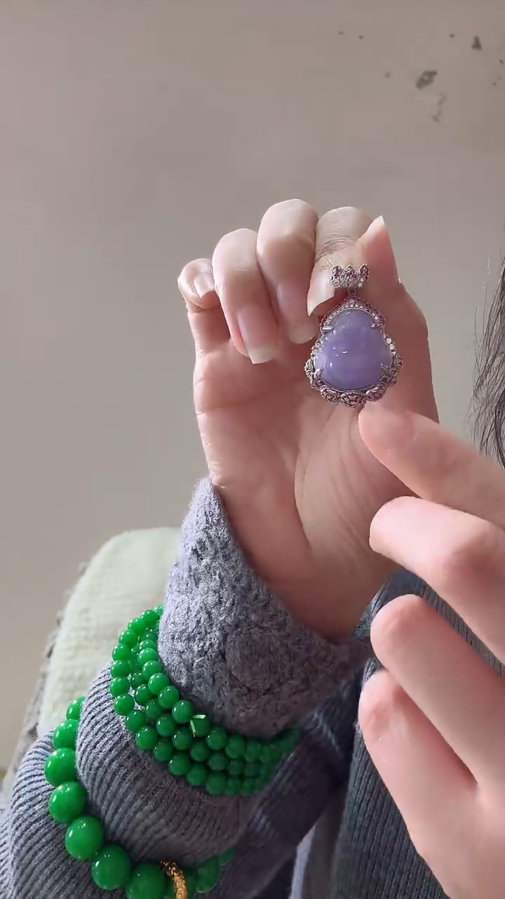 颈饰未镶嵌石英质玉紫莲花佛