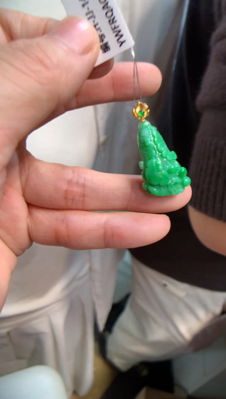 颈饰18K金镶嵌翡翠白菜