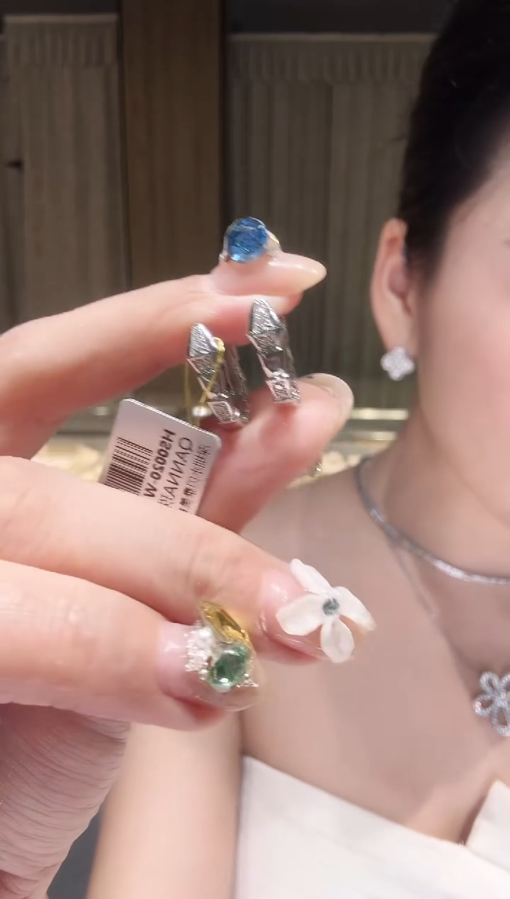 18K金镶嵌耳饰钻石蛇骨