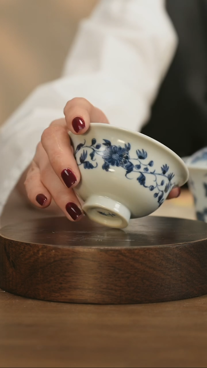 【闪购商品】景德镇手工青花菊花纹压手杯