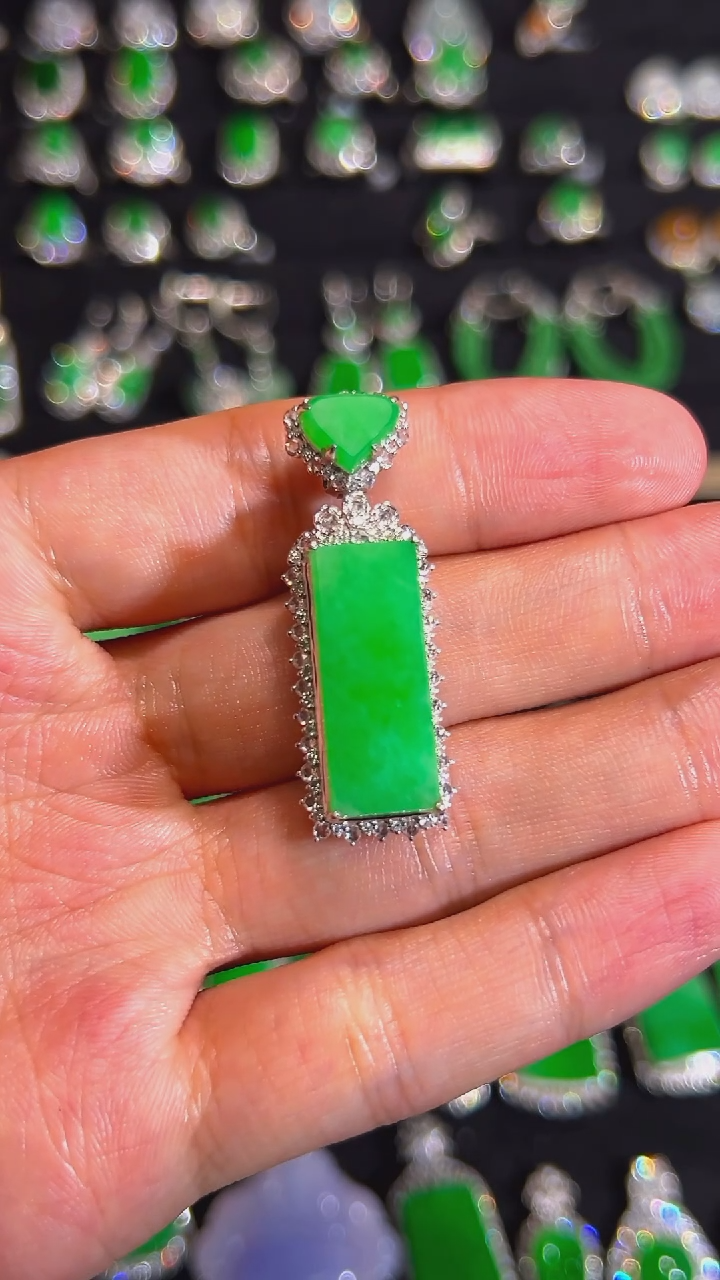 18K金镶嵌挂件翡翠吊坠