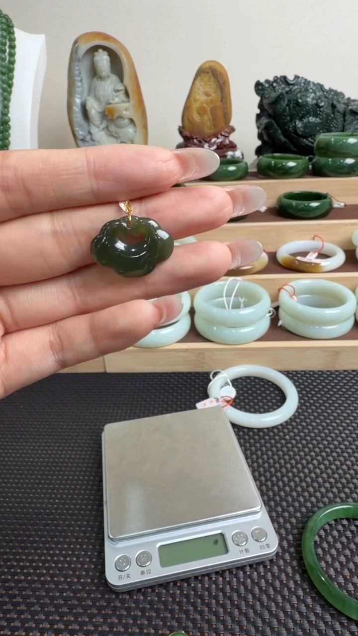 颈饰18K金镶嵌和田玉挂件