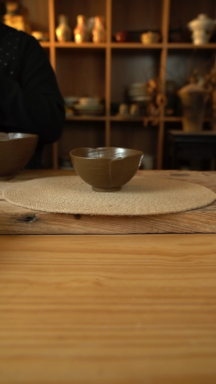 咖色系列的5.5英寸两瓣纹理弧口碗1个