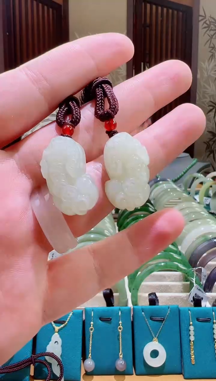 颈饰未镶嵌和田玉貔貅 一对