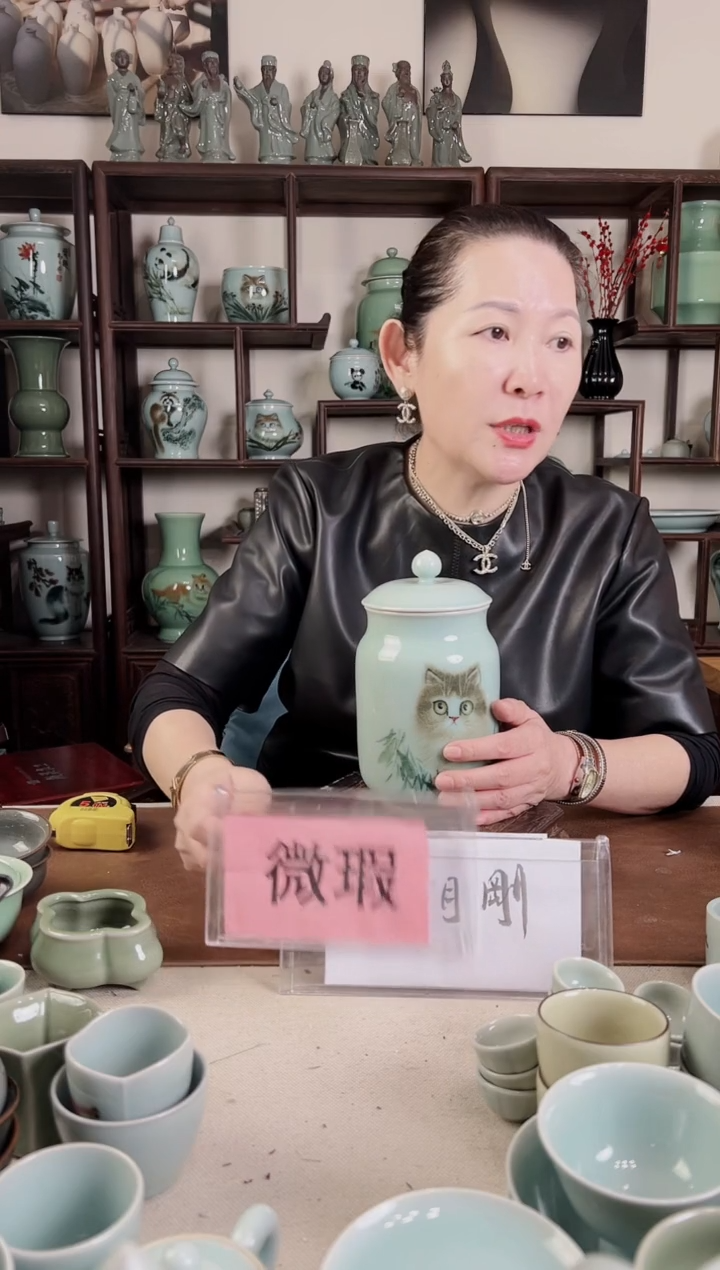 微瑕 釉中彩 猫画 盖罐（高）