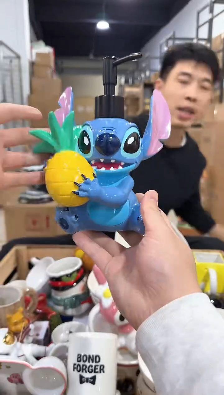 瓷片史迪仔抱菠萝按压瓶