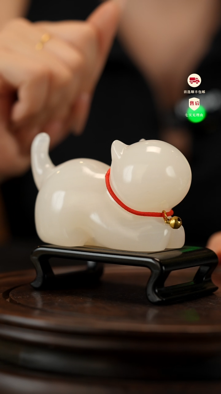 云南石荔枝白雕刻：铃铛猫摆件