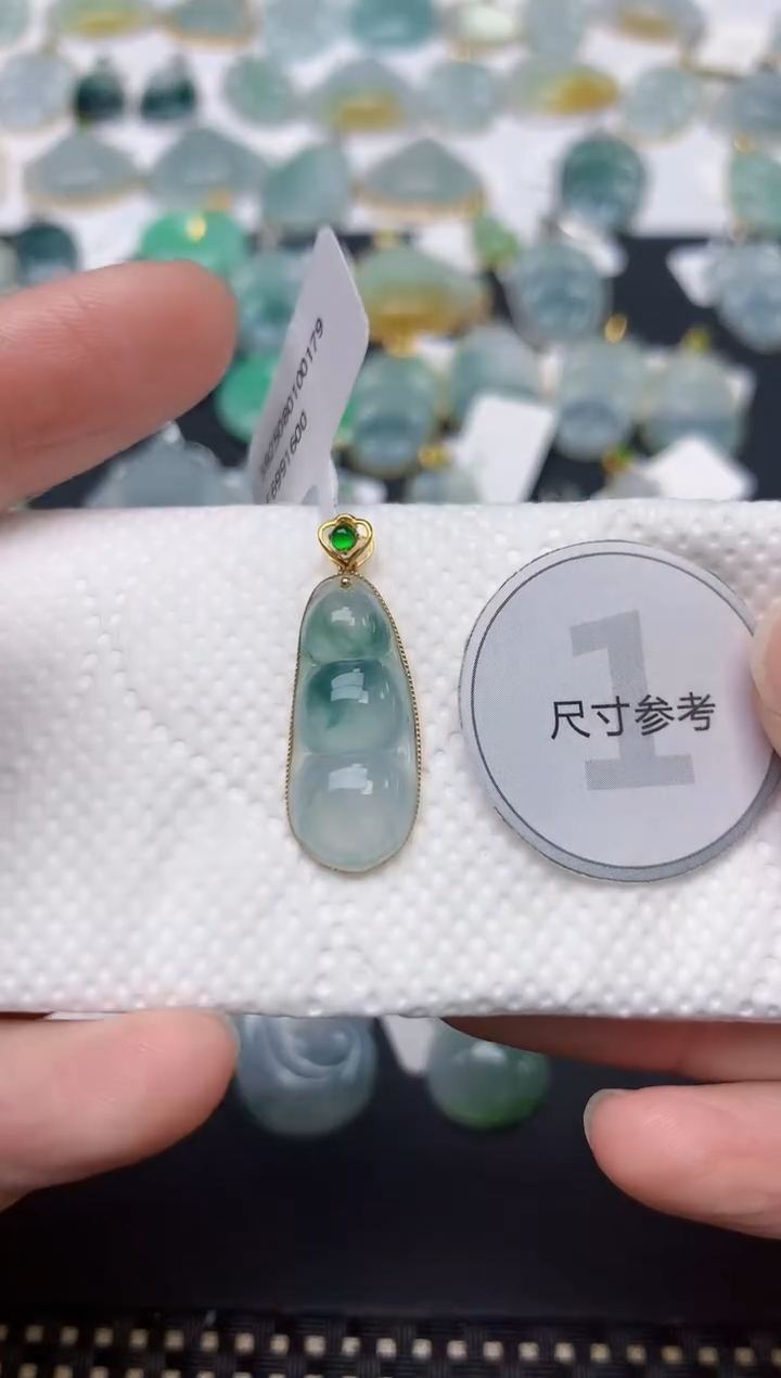颈饰18K金镶嵌翡翠小***?天然缅甸A货翡翠