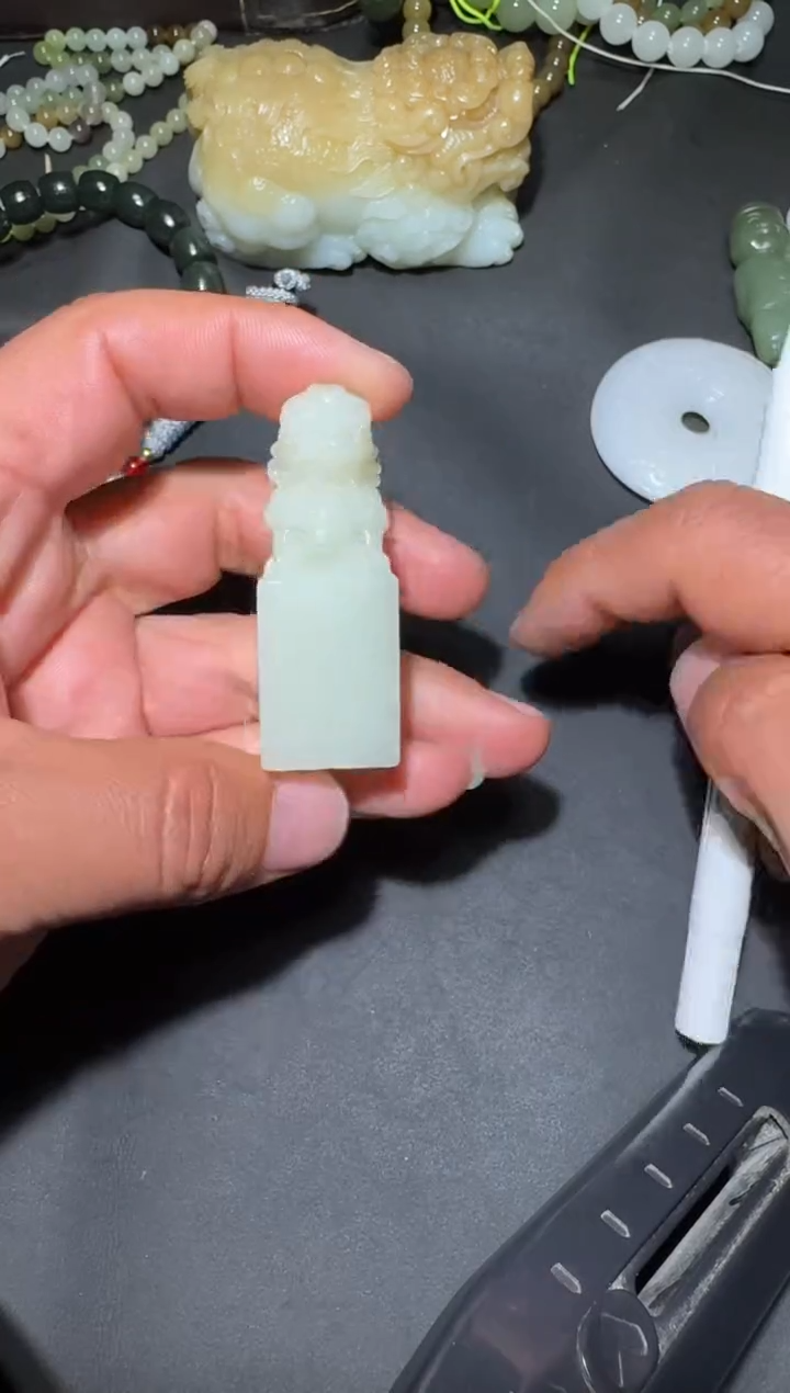 未镶嵌和田玉（糖玉）挂件和田玉