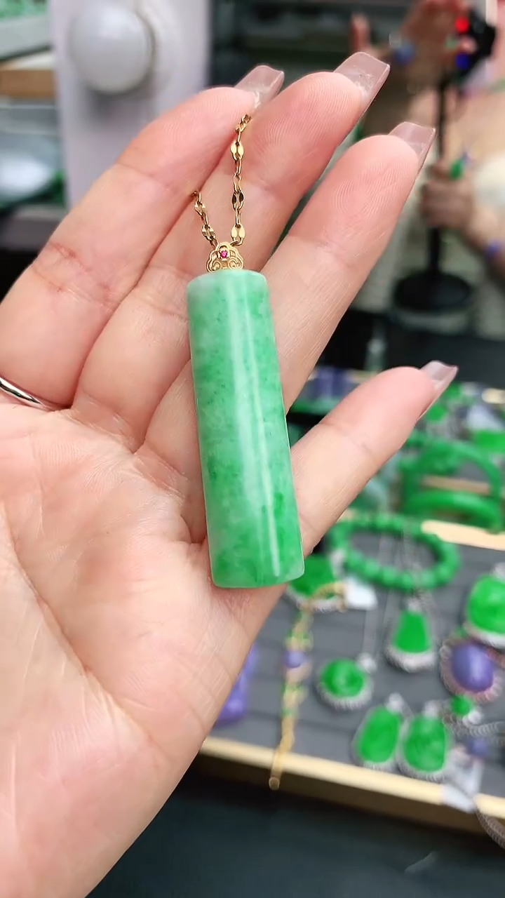 颈饰18K金镶嵌翡翠繁**锦赠礼盒证书