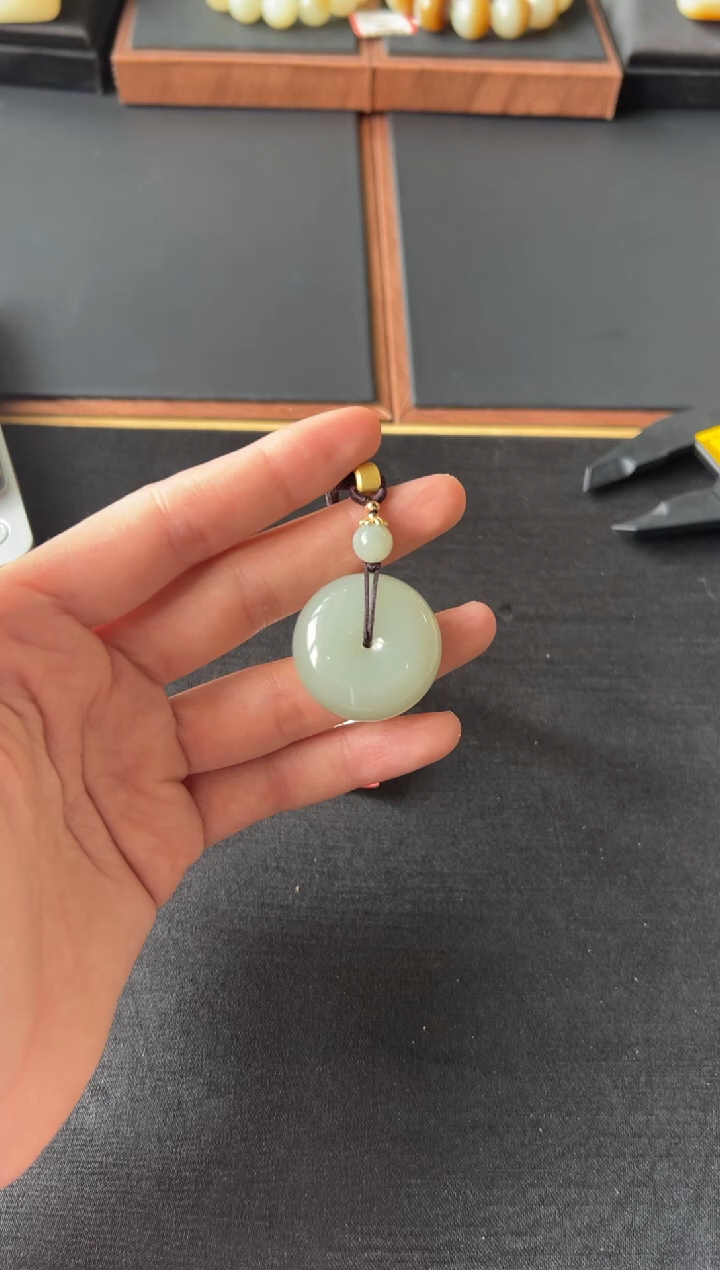 【闪购商品】和田玉吊坠(赠链)未镶嵌且末微色差近矿