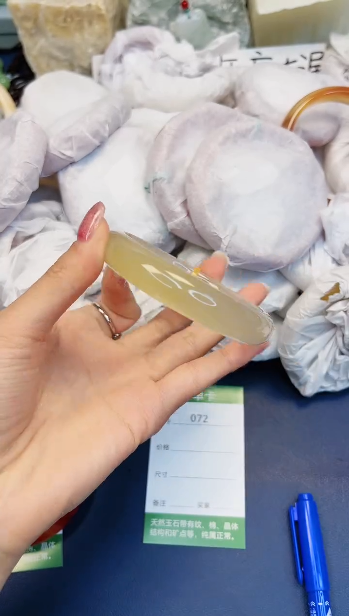 【闪购商品】石英质玉手镯未镶嵌72