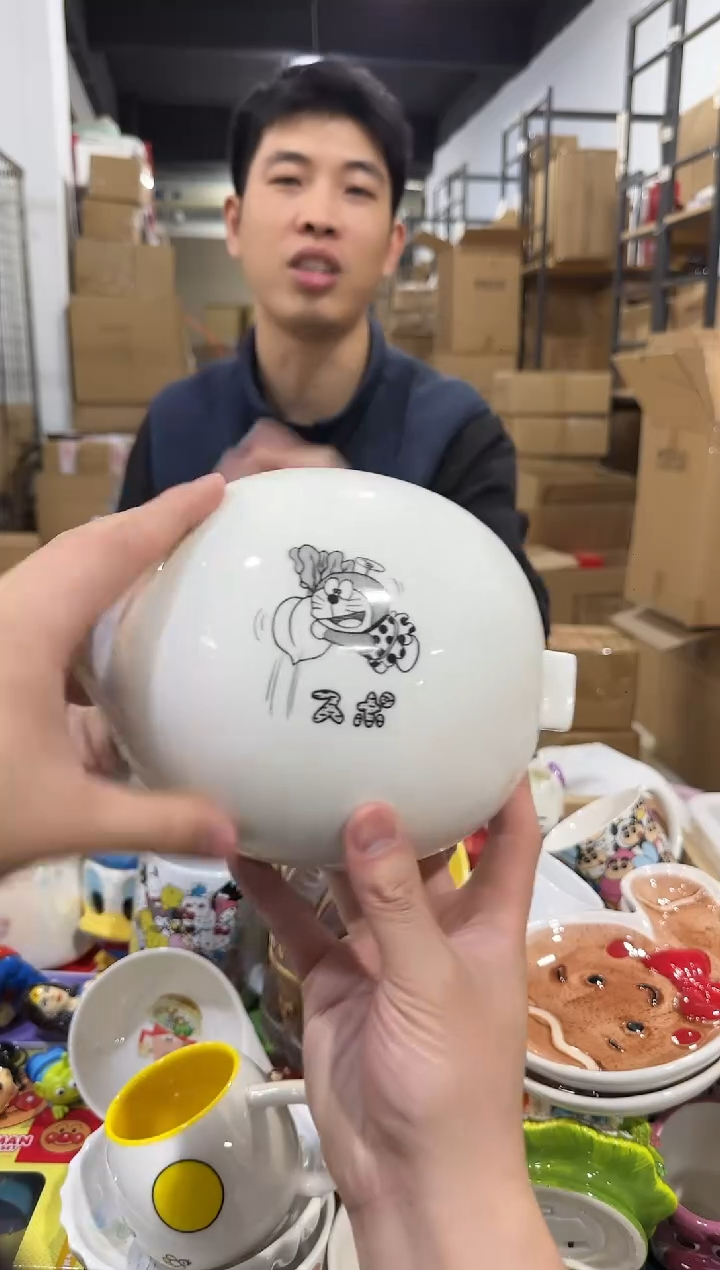 瓷片叮当猫萝卜带盖碗