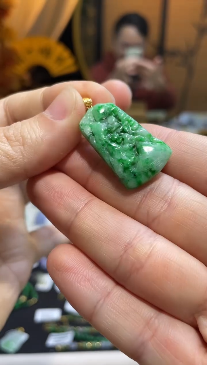 颈饰18K金镶嵌翡翠山水