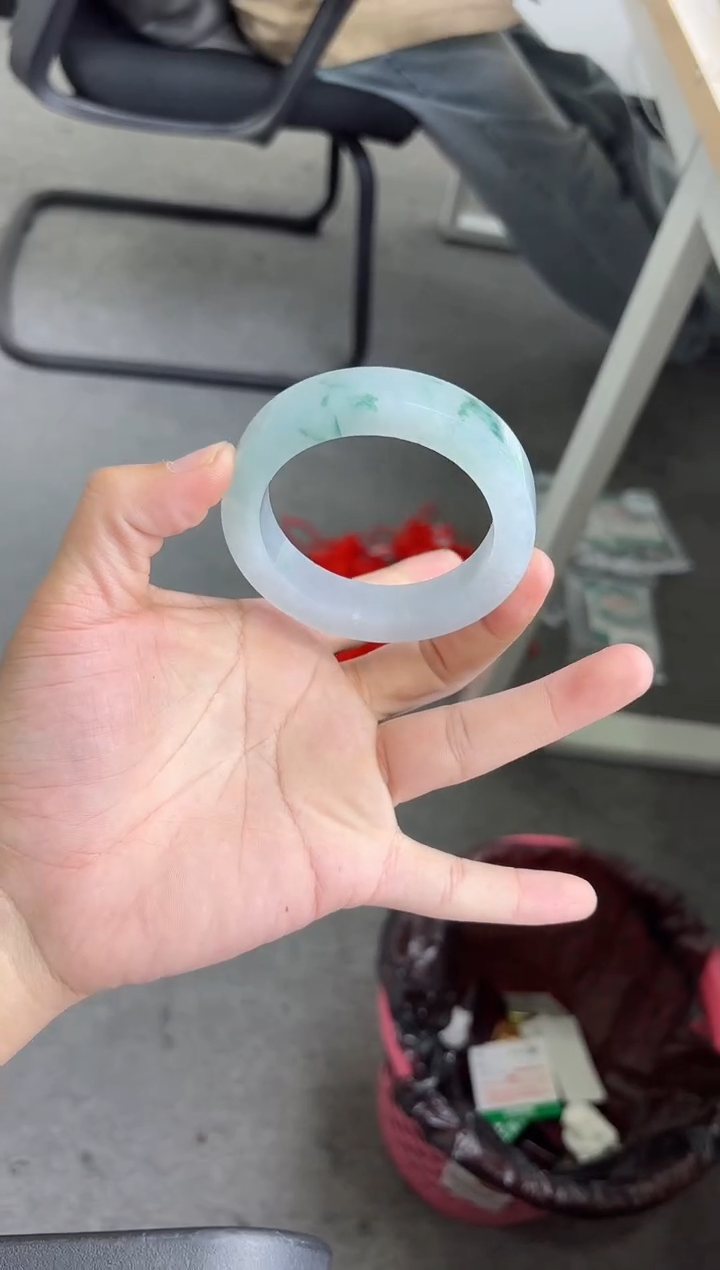 未镶嵌手镯定制翡翠玉**。手镯