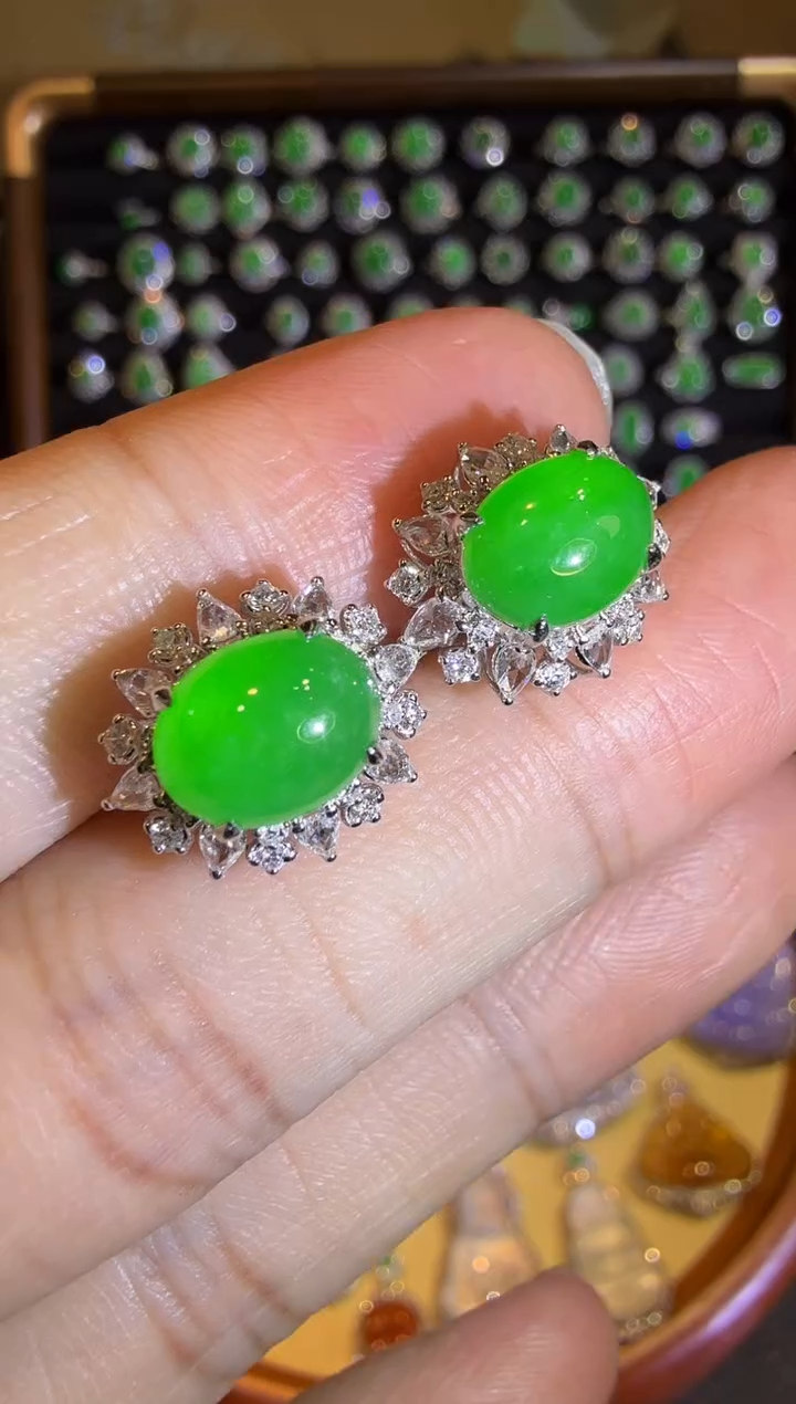 【闪购商品】翡翠耳饰18K金镶嵌高冰正阳满绿蛋面耳包
