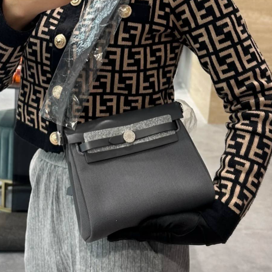 全新未使用 Hermes/爱马仕 【小花念念】Herbag 牛皮 石板灰 银扣包