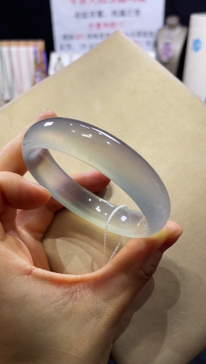 【闪购商品】玛瑙/玉髓手镯未镶嵌不同角度不同光线色不同