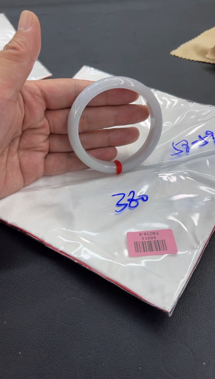 翡翠手镯未镶嵌翡翠手镯