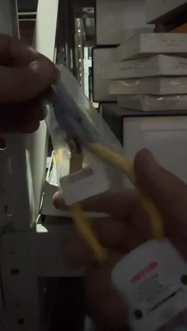 工具 尖口钳5寸黄色