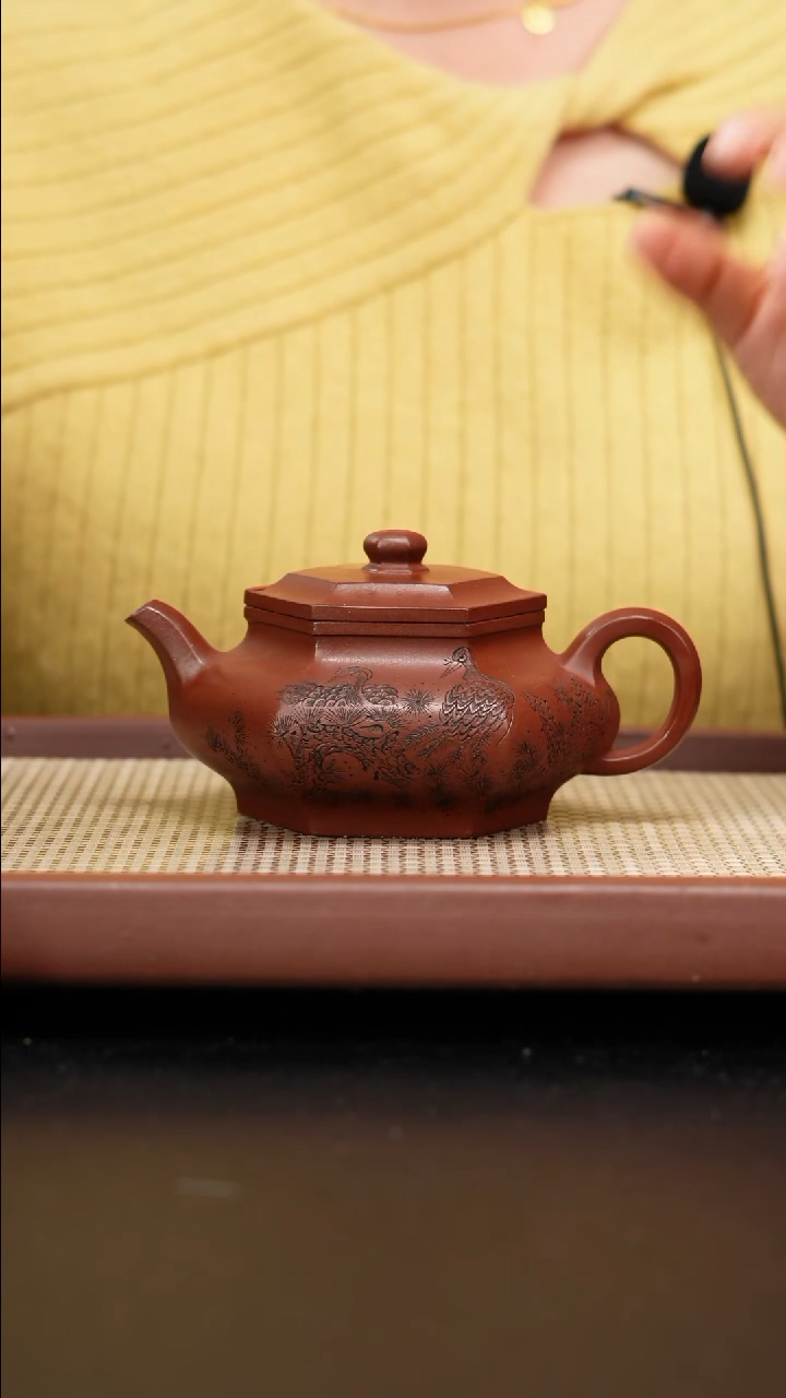 【闪购商品】紫砂茶壶红皮龙六方大彬刻绘孔雀250