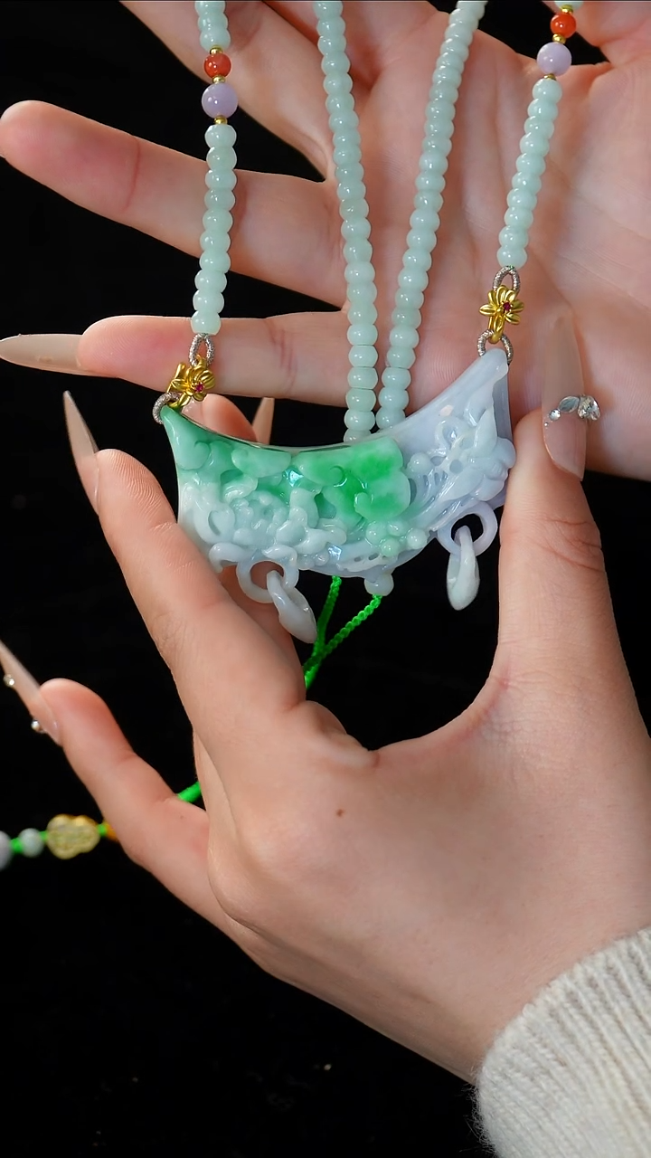 【闪购商品】翡翠颈饰未镶嵌弯弯