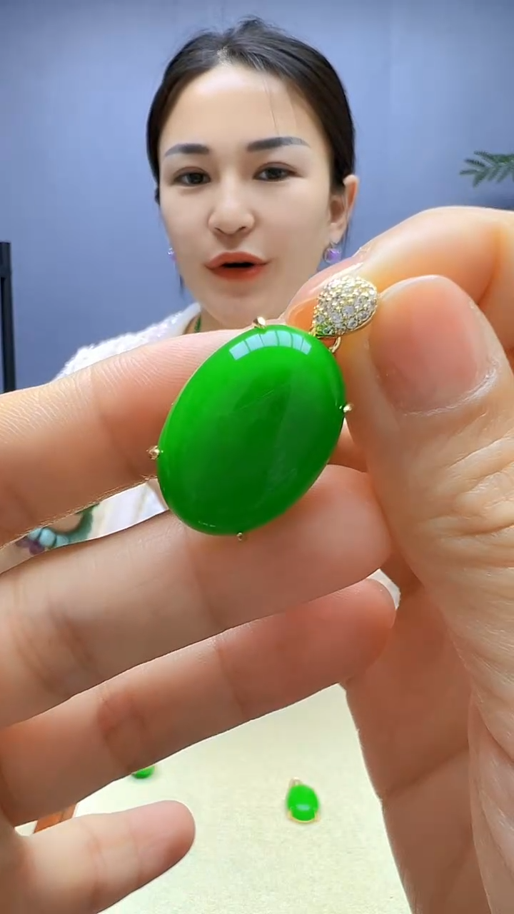 翡翠14K金镶嵌颈饰鸽子蛋吊坠