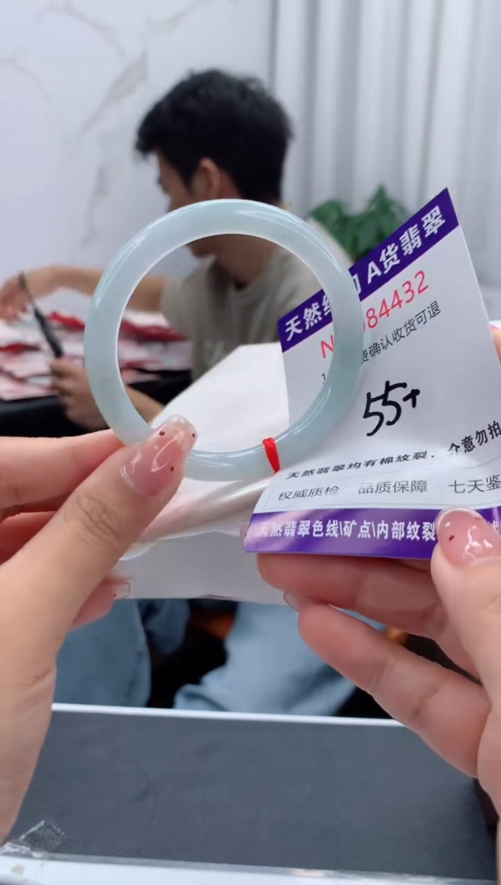 未镶嵌手镯翡翠有纹，完美者勿拍