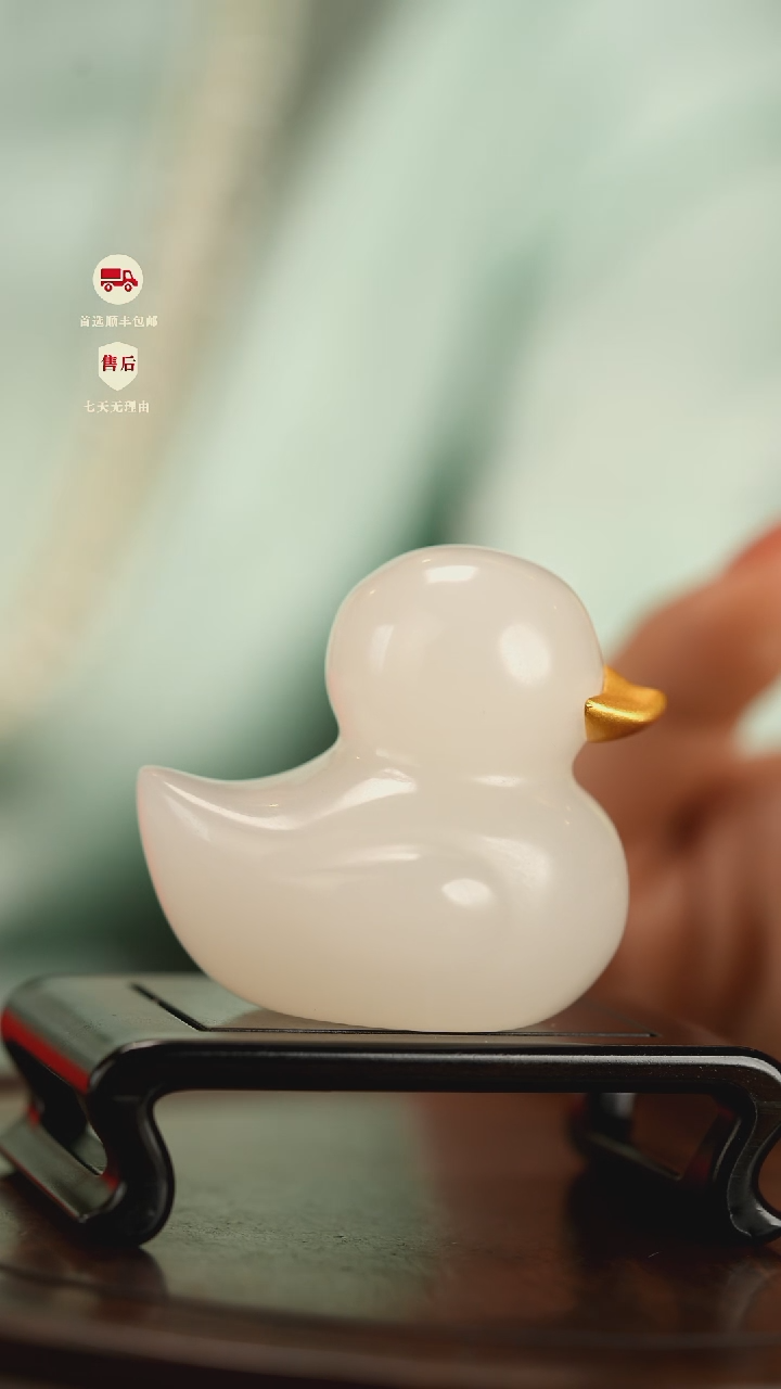 云南石荔枝白雕刻：白玉鸭子摆件
