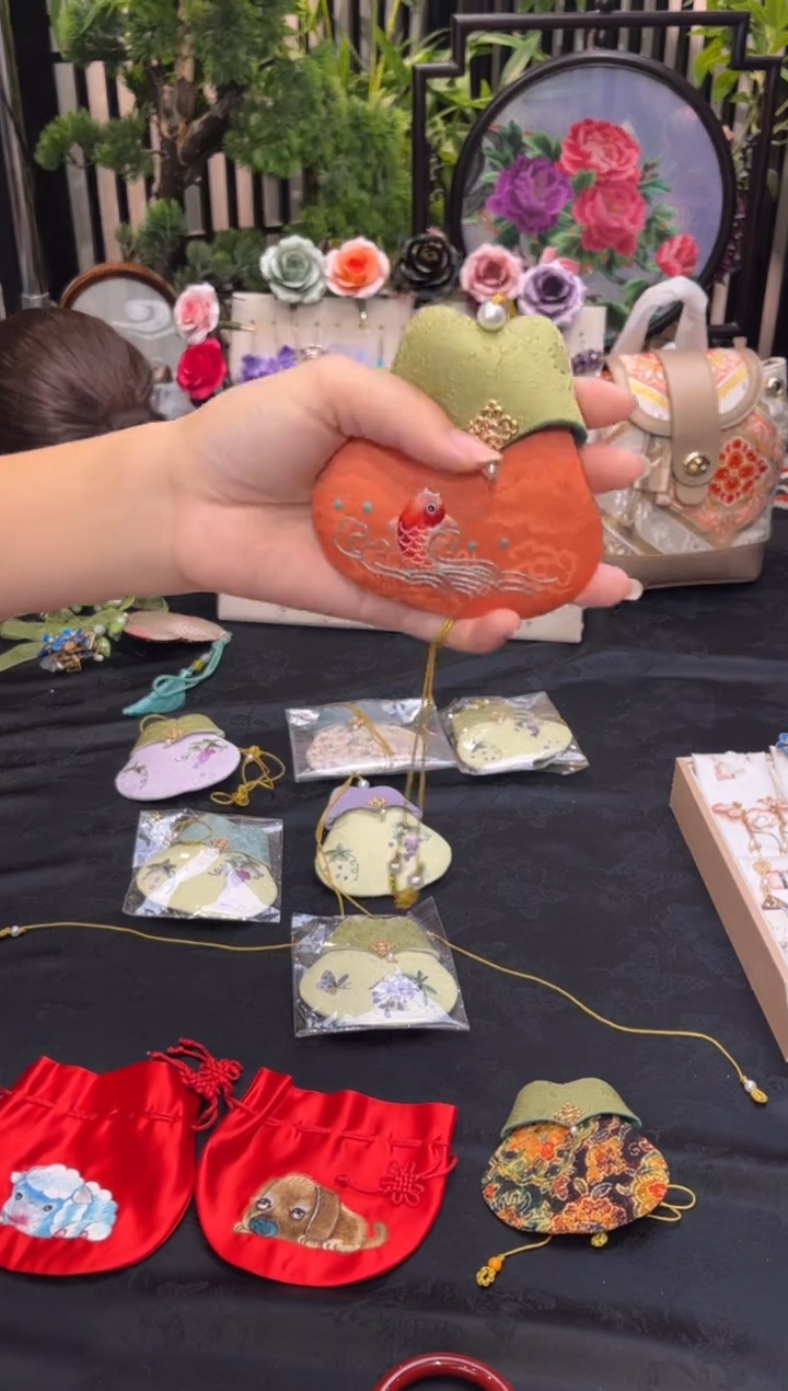 织绣C**c非遗苏绣手工饰品