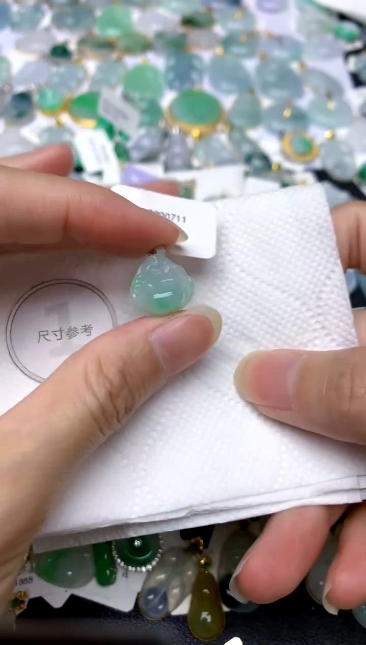 颈饰18K金镶嵌翡翠天然A货翡翠