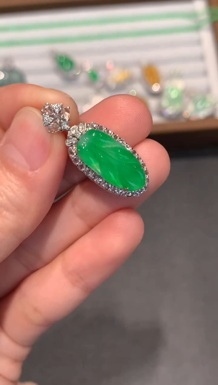 【闪购商品】翡翠吊坠(不含链)18K金镶嵌13800