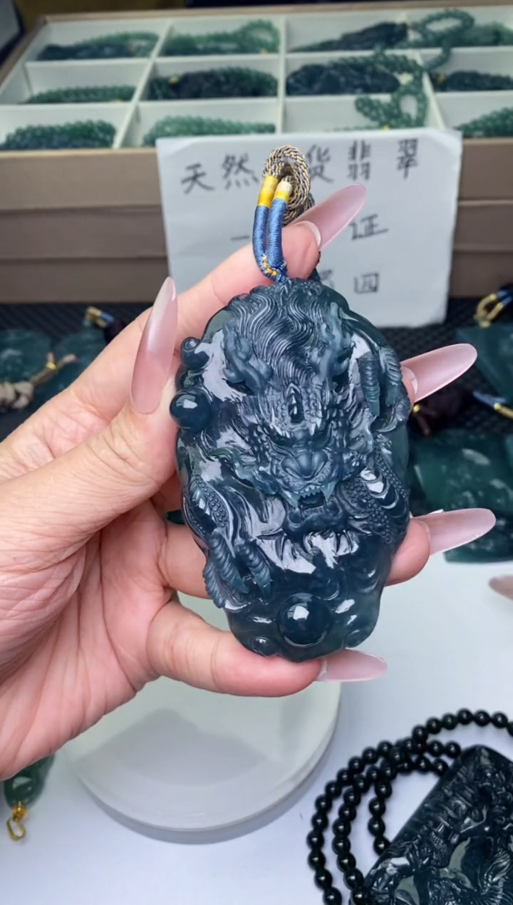 翡翠未镶嵌颈饰          