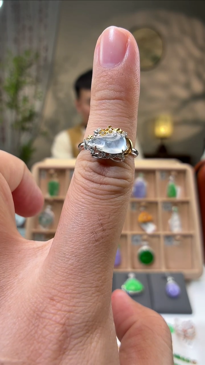 18K金镶嵌翡翠耳饰戒指