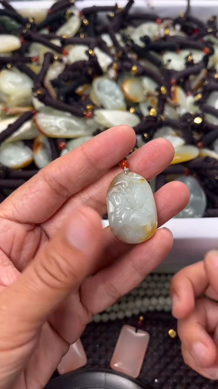 【闪购商品】和田玉颈饰未镶嵌多样性发货没有证书拍一发一有瑕