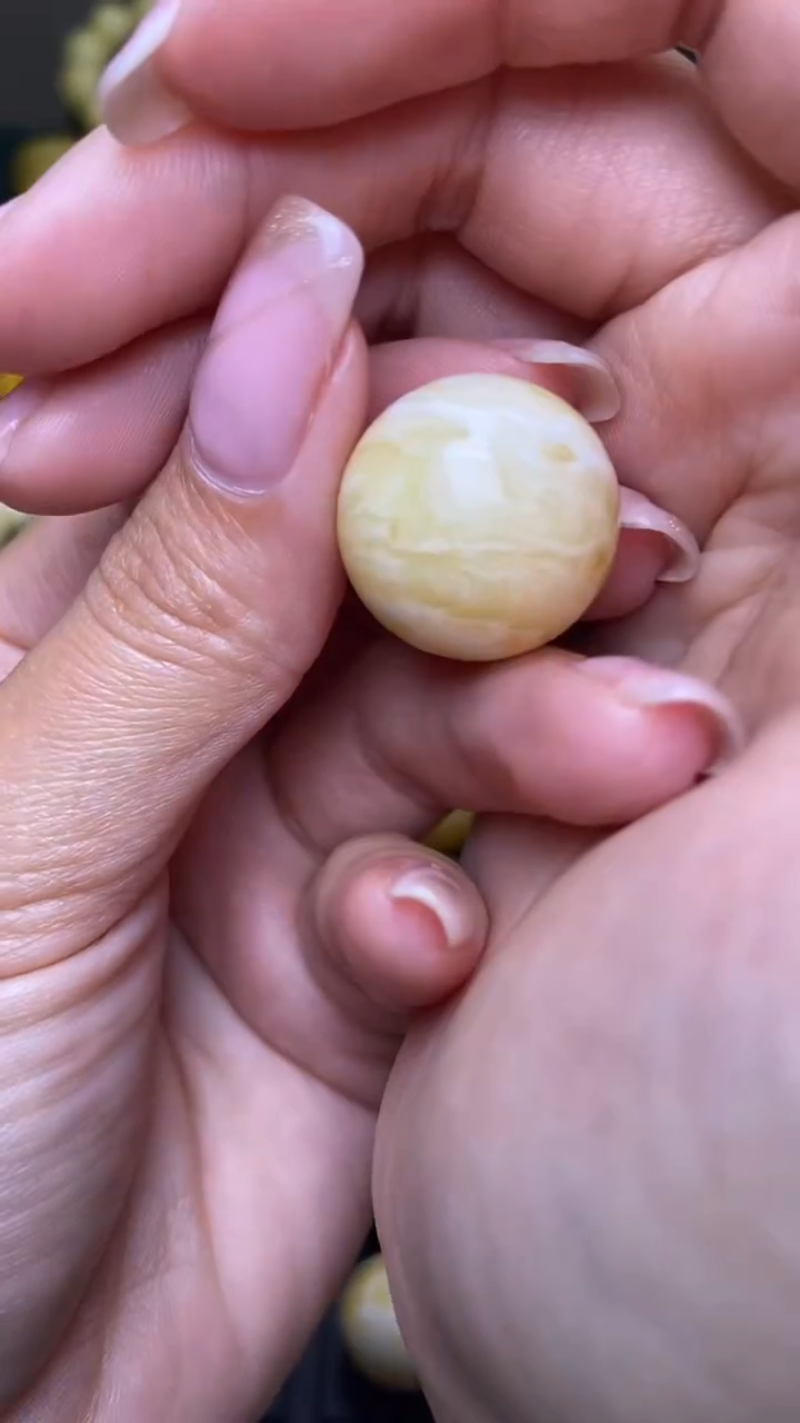 未镶嵌琥珀裸石葵. 76