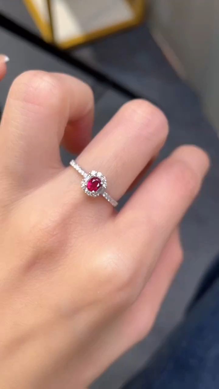 铂Pt950镶嵌戒指红宝石主石：0.33ct