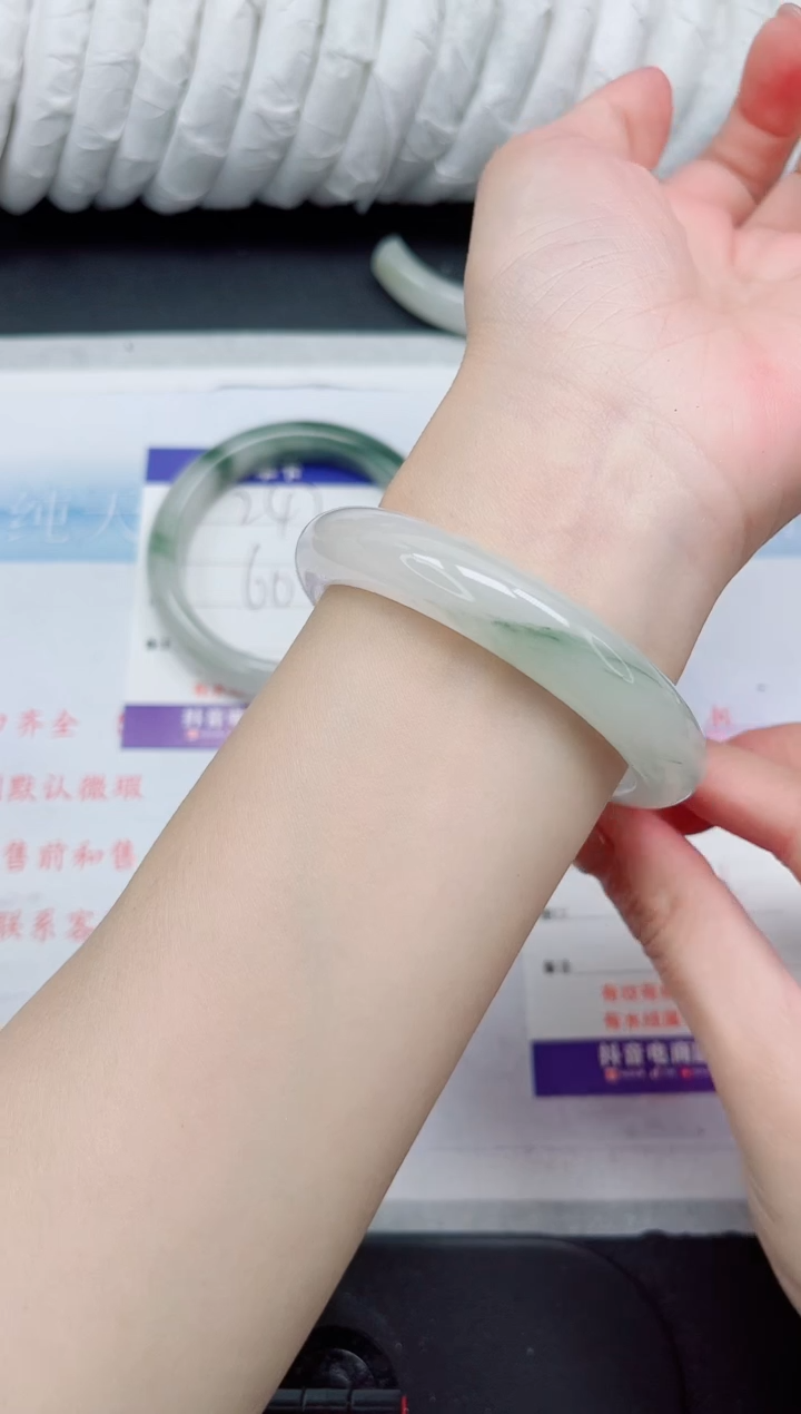 【闪购商品】石英质玉手镯未镶嵌248-55.5