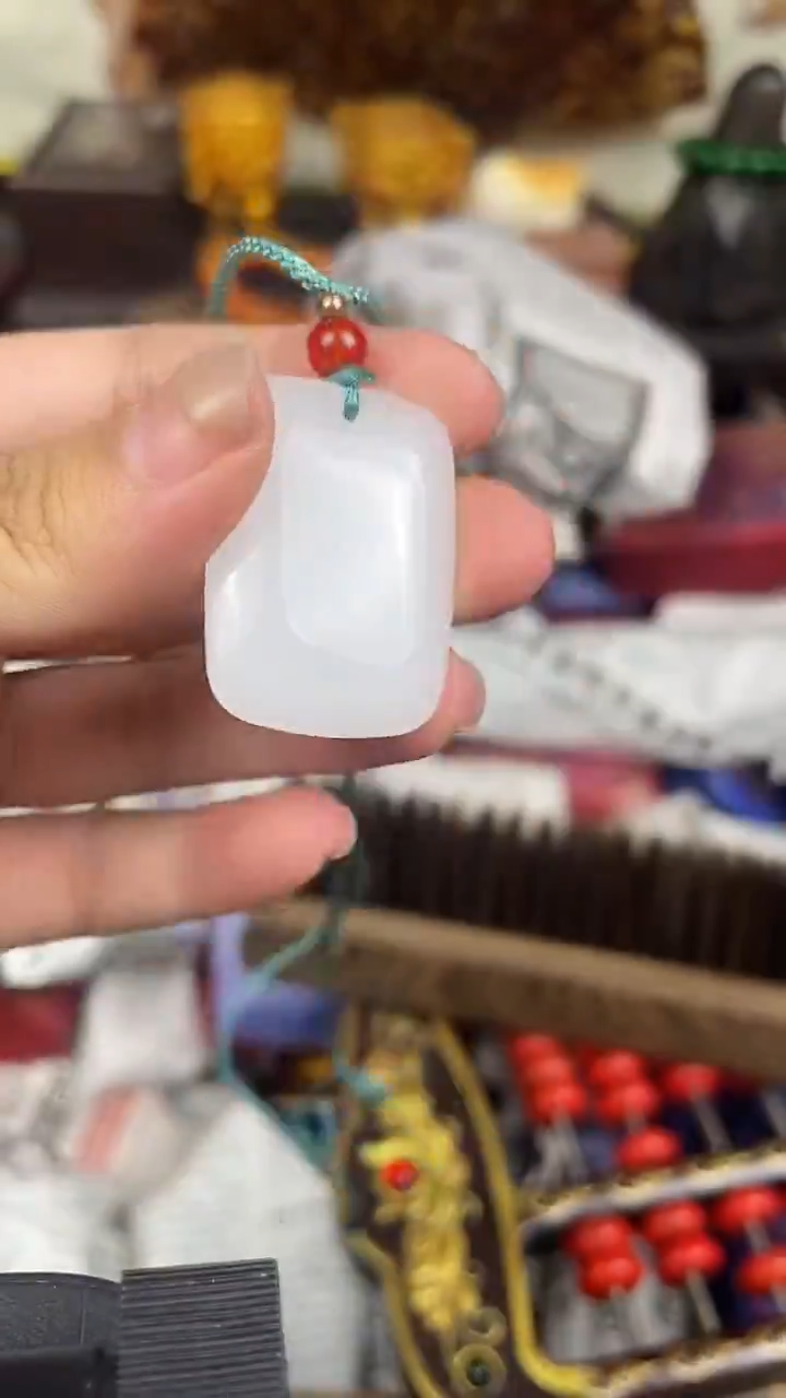 和田玉未镶嵌颈饰小小白无事