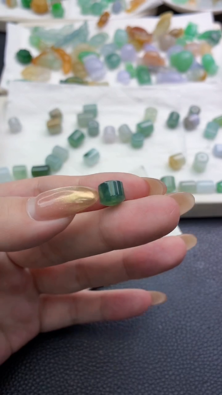 未镶嵌定制翡翠胡**涂珠子