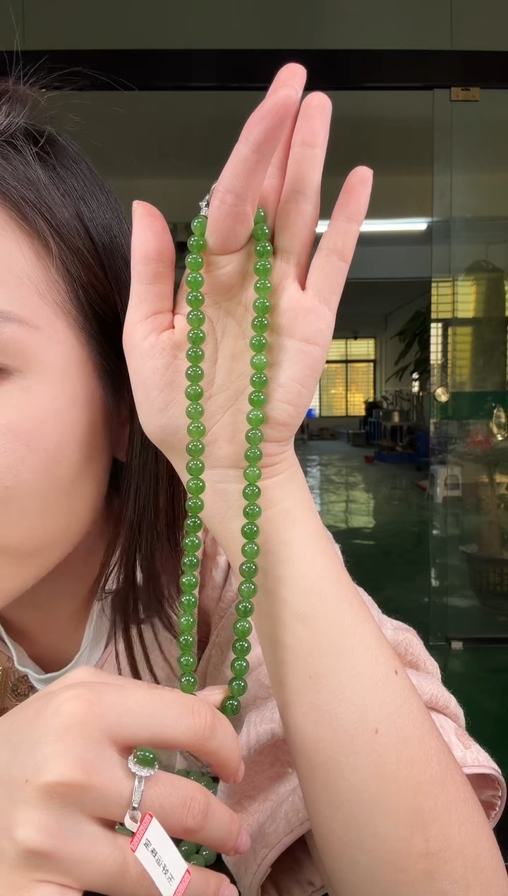 项链未镶嵌和田玉（碧玉）碧玉8mm冰底阳绿项链(微矿点）