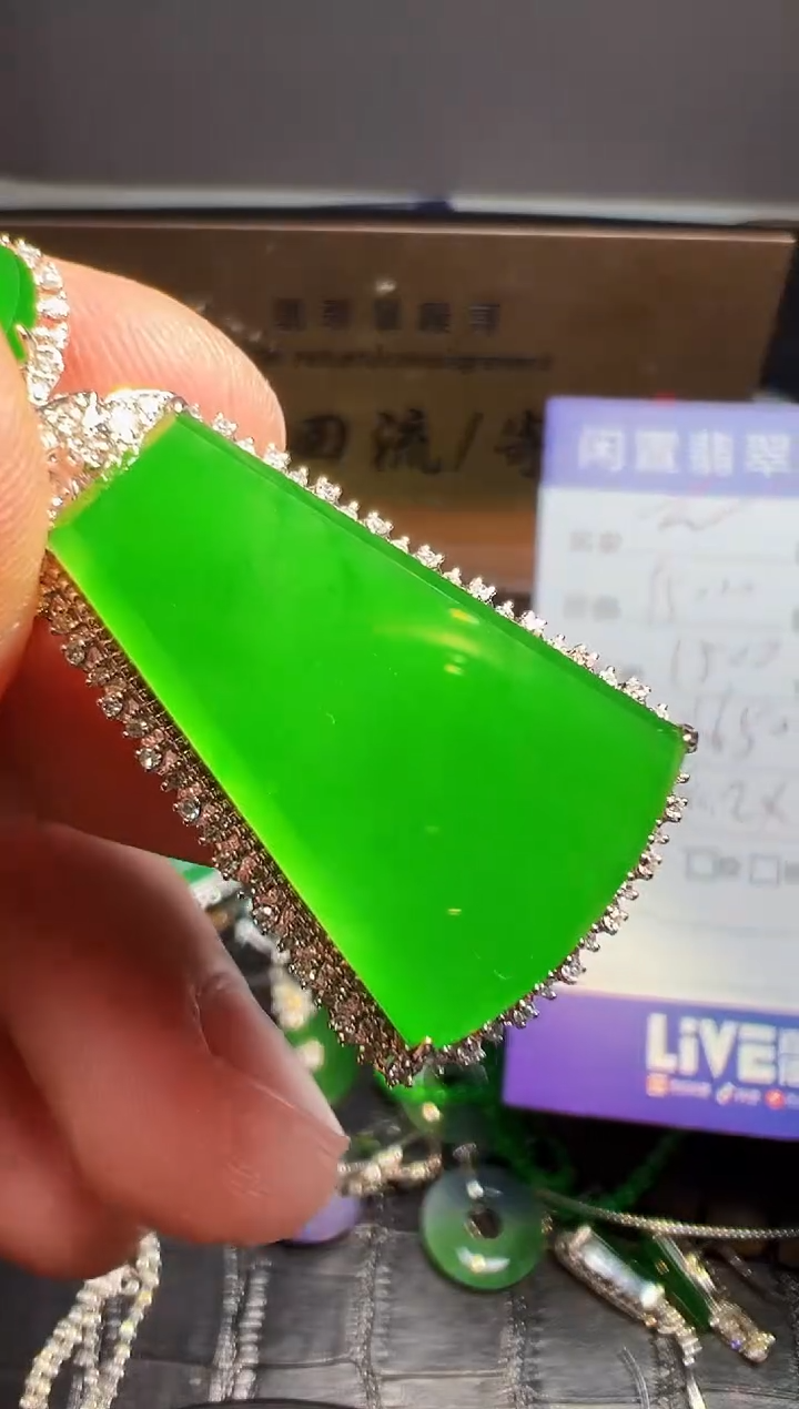 【闪购商品】翡翠颈饰18K金镶嵌翡翠回流