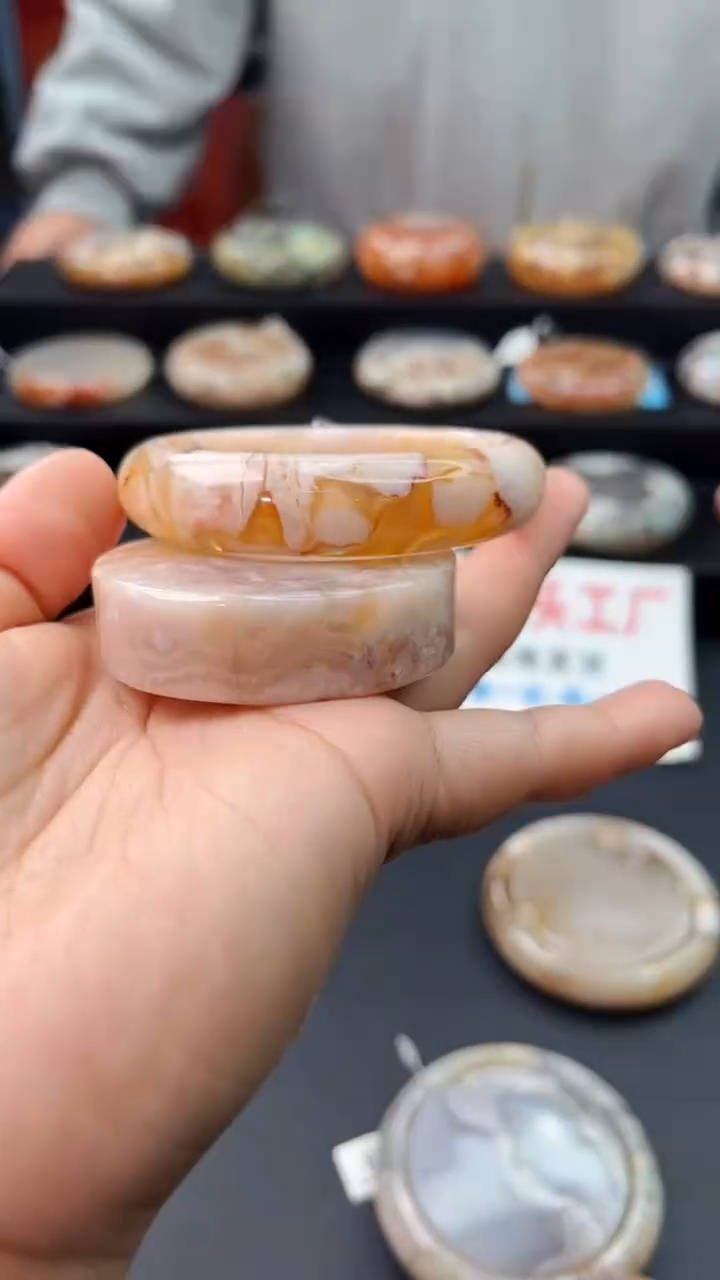 【闪购商品】石英质玉手镯未镶嵌赠送镯心（55圈口）无证书