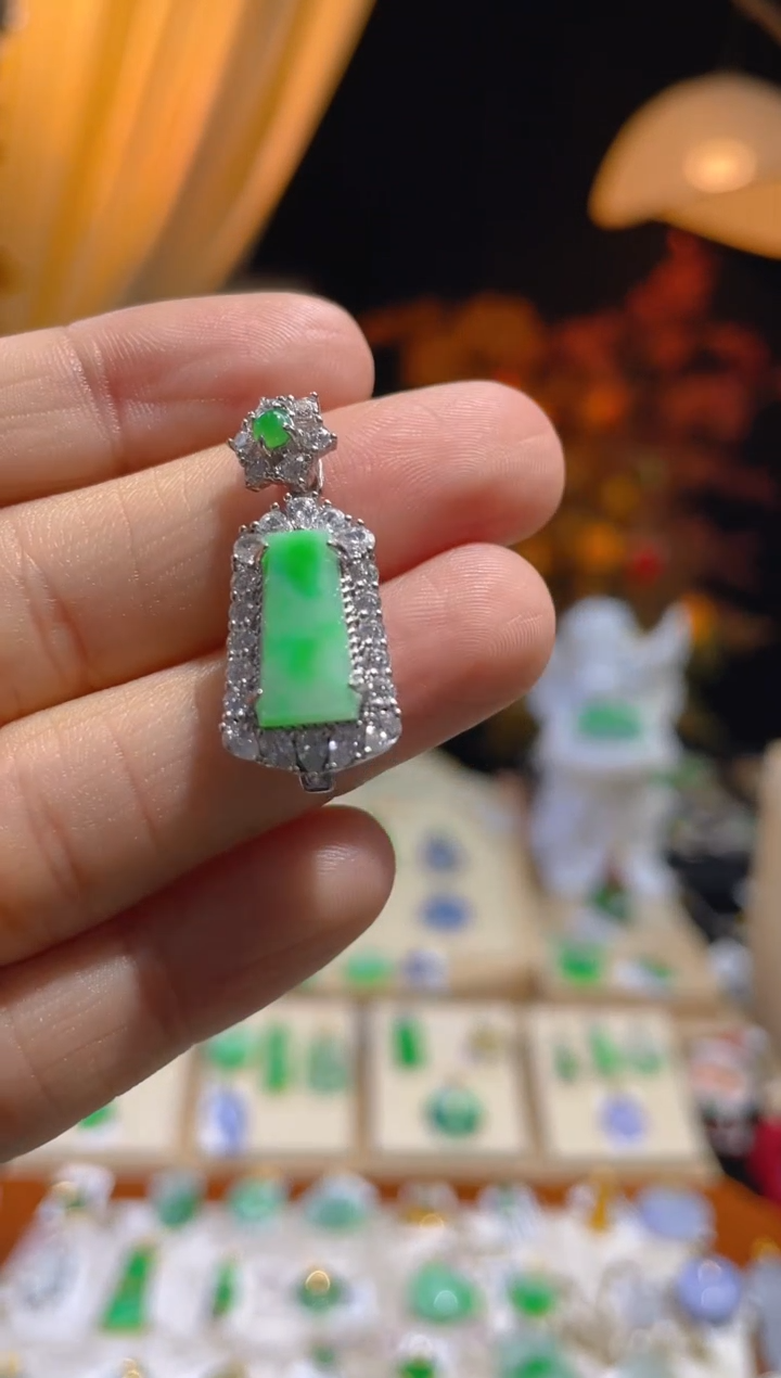 【闪购商品】翡翠颈饰未镶嵌假一赔三