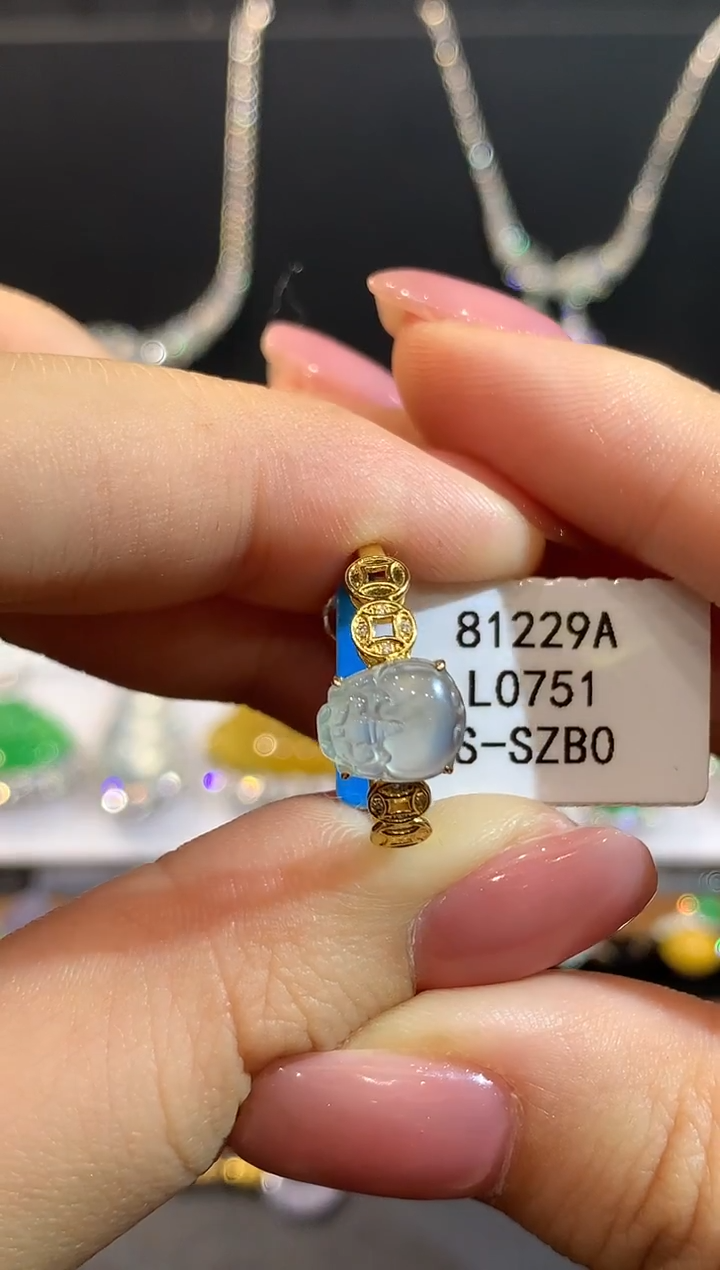 18K金镶嵌戒指翡翠多样性发其一