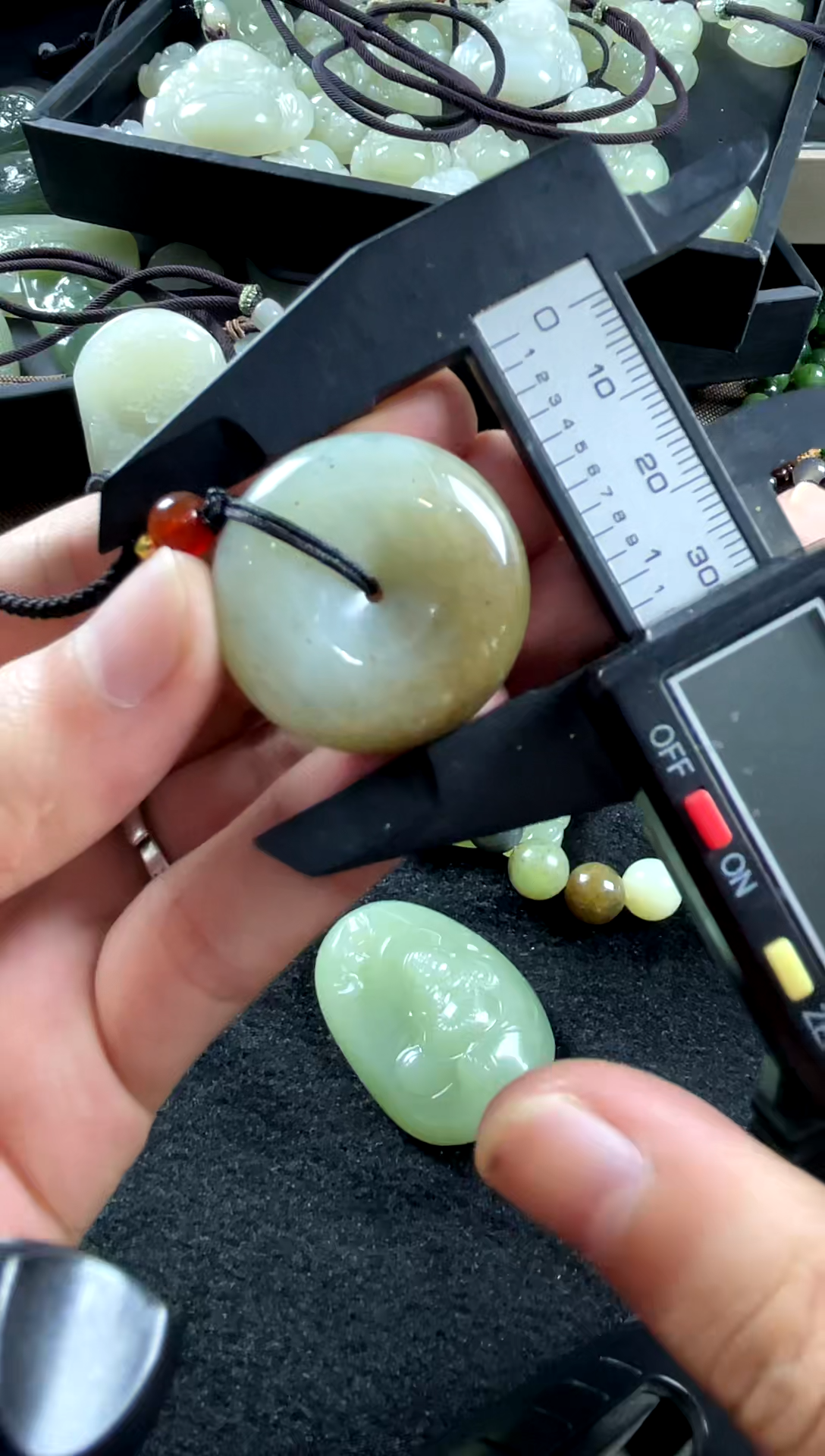 和田玉未镶嵌颈饰平安扣