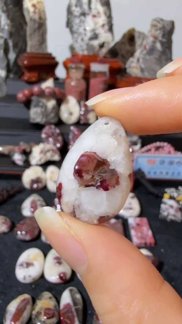 天然辰砂天然辰砂天然朱砂大晶砂随行吊坠