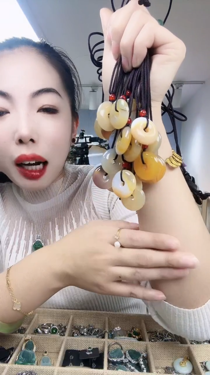 【闪购商品】玛瑙/玉髓颈饰未镶嵌平安扣黄一个