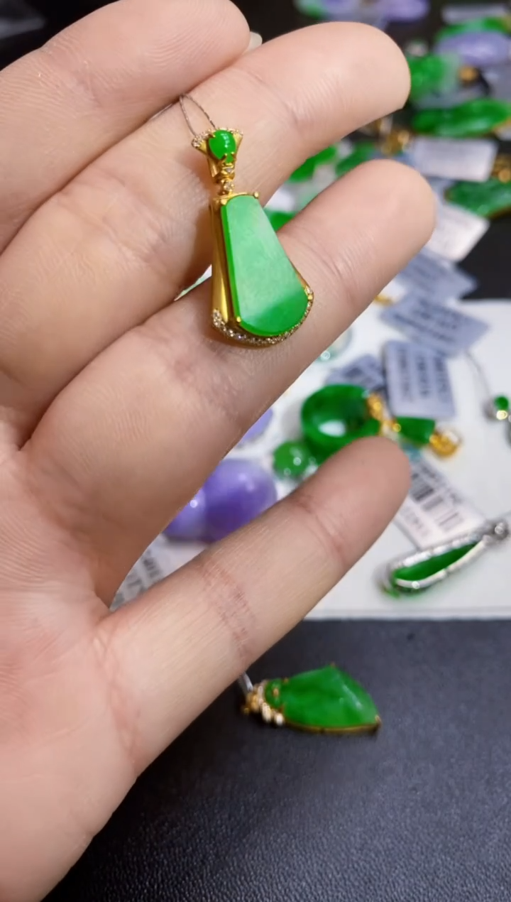 【闪购商品】翡翠颈饰18K金镶嵌无事牌